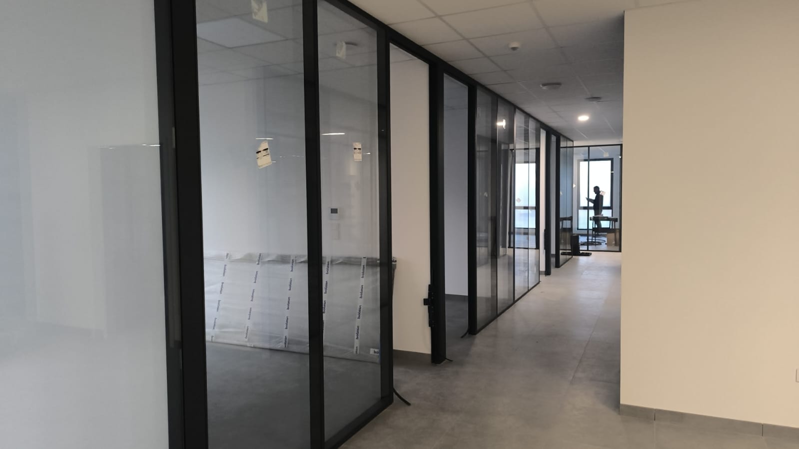 Plateau de bureaux avec cloisons modulaires et faux plafonds