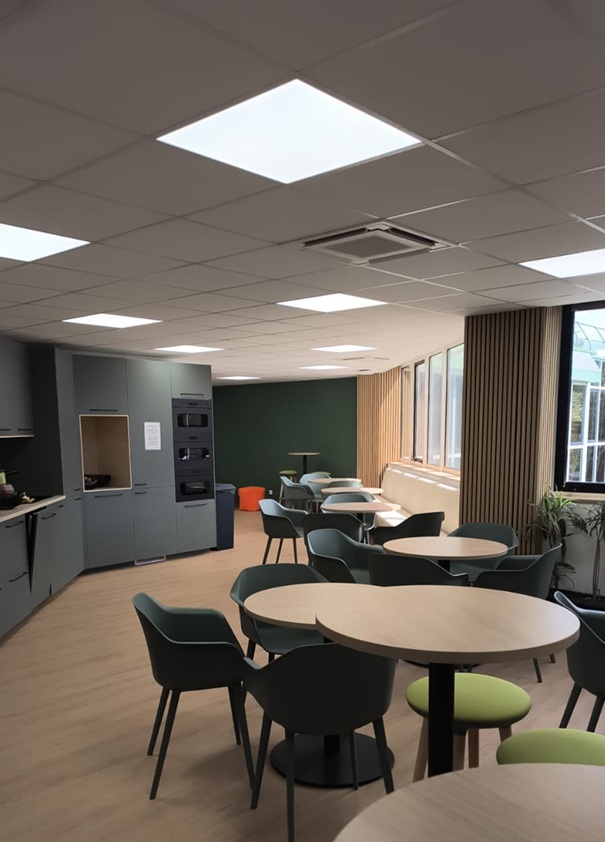 Salle de réunion équipée en mobilier, écrans et traitement acoustique