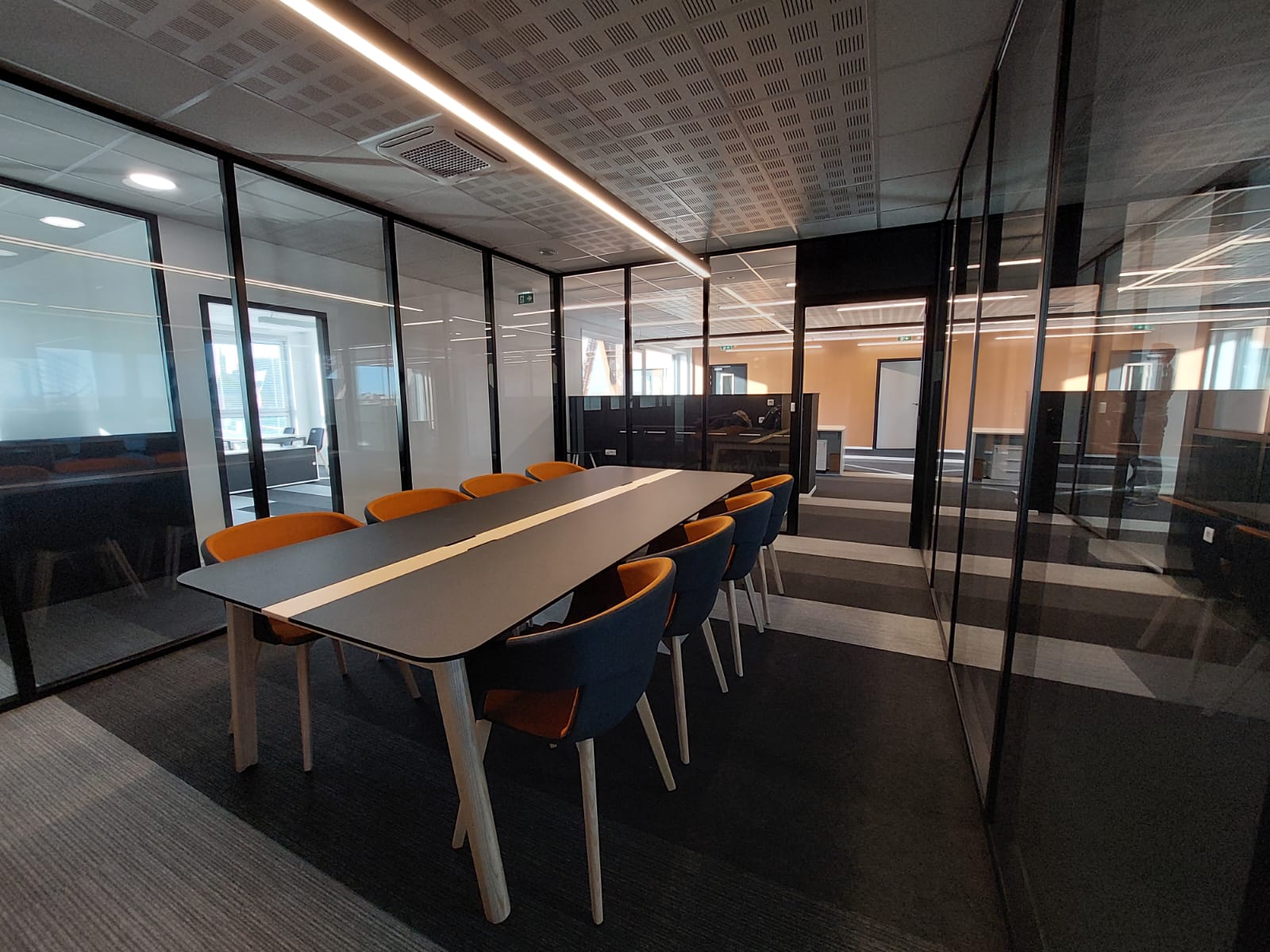 Plateau tertiaire aménagé avec cloisons, mobilier et solutions acoustiques