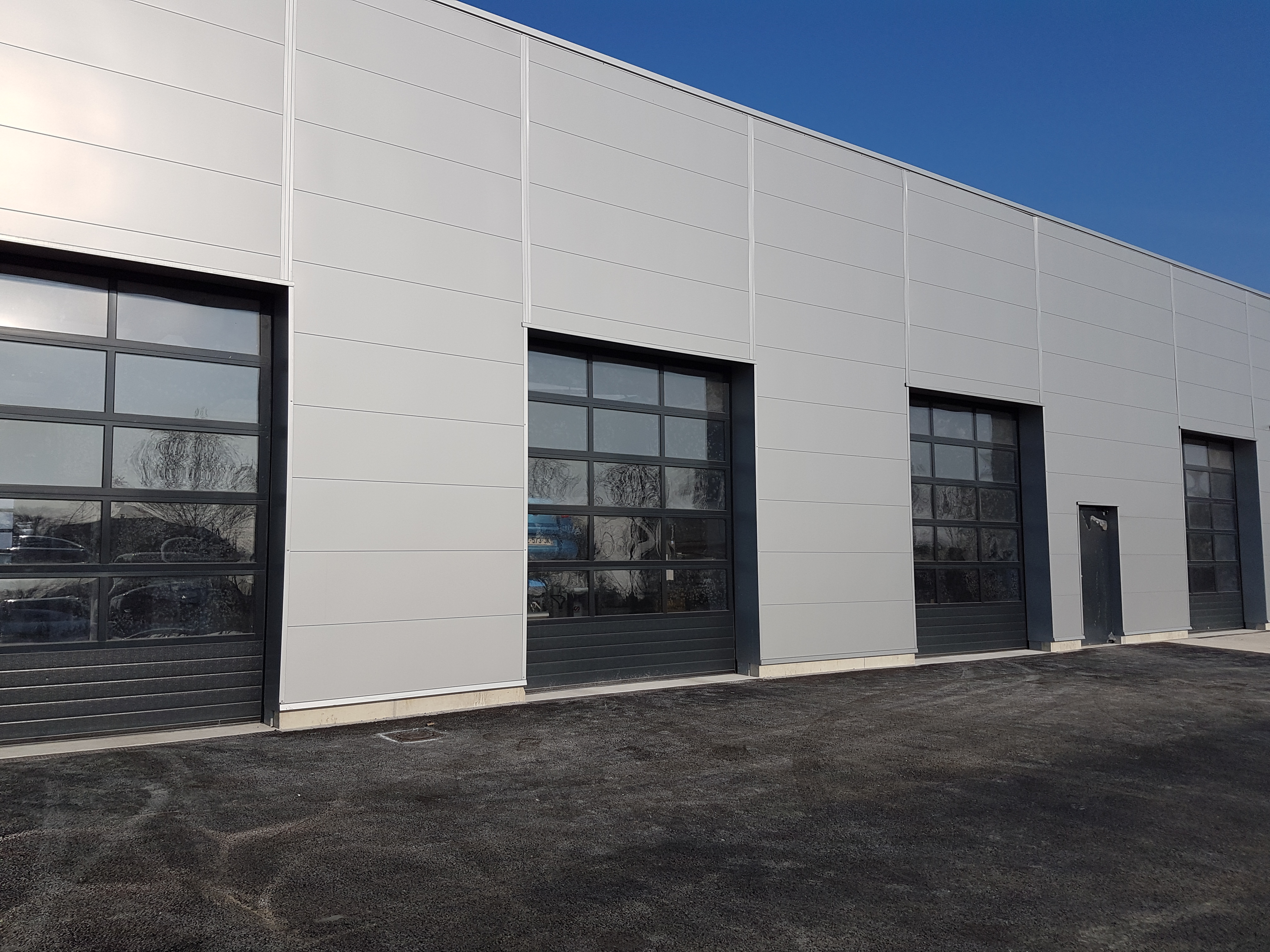 Plateforme logistique équipée en quais et fermetures industrielles